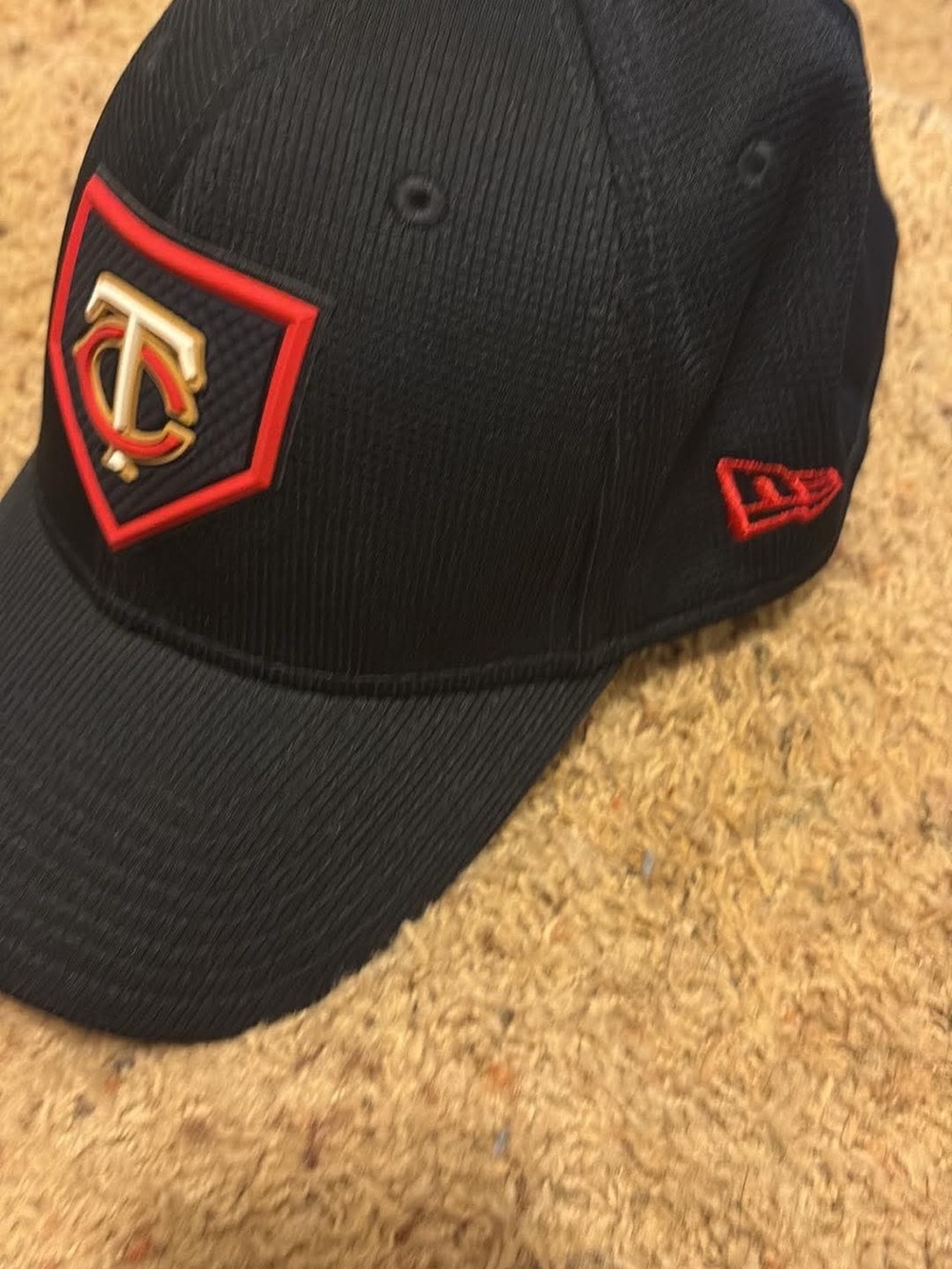 New Era men’s Black Cap with Red & Gold Twins Shield Patch